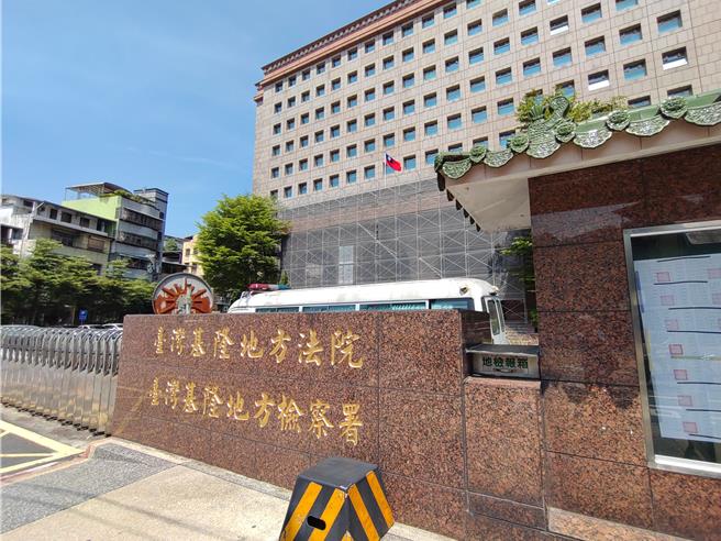 基隆市一名陈姓男子因为一时心急，推搡医院的护理师导致其受伤，基隆地方法院日前宣判，陈男涉犯伤害罪，判处有期徒刑2月，得易科罚金。（张志康摄）