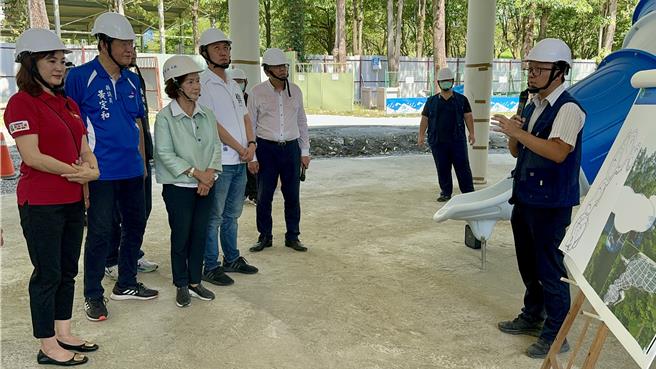 薛长兴集团捐赠逾7千万元委由宜兰县政府兴建全龄风雨乐活馆，以提供银髮族和儿童安全舒适的活动空间，县长林姿妙（左三）24日前往罗东运动公园工地视察工程进度。（吴佩蓉摄）