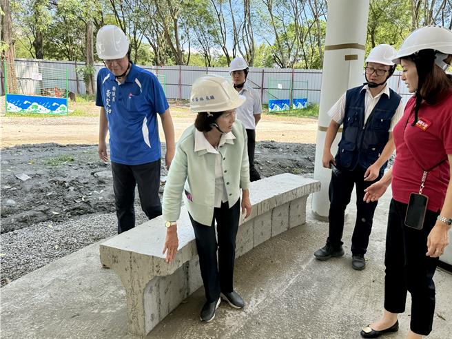 宜兰县长林姿妙叮咛椅子的边边角角要修饰，避免孩童受伤。（吴佩蓉摄）