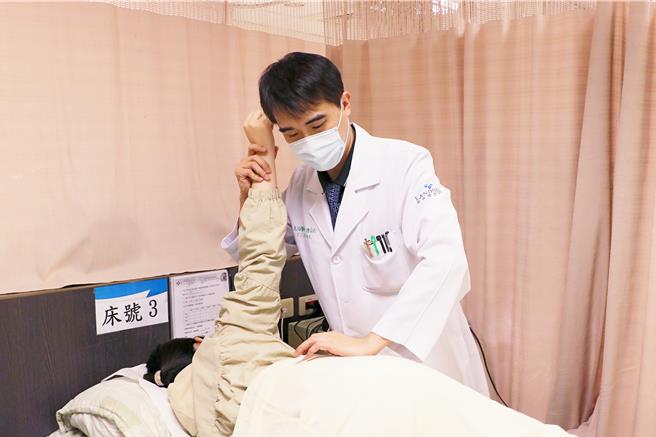 陈宗政指出，脊椎是身体的中柱，最重要的功能是负重与活动，脊椎病引起的症状包括腰酸背痛、肩颈僵硬疼痛、手脚酸麻胀，以及自律神经失调等。（联新国际医院提供／吕筱蝉桃园传真）