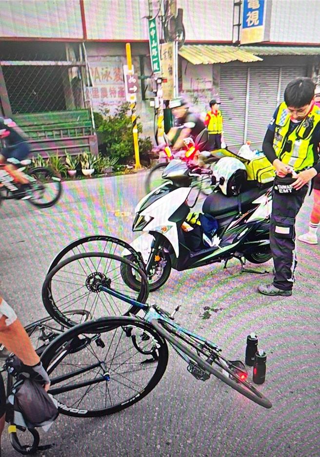 女義交24日執行「崇越盃武嶺自行車挑戰賽」交通疏導時，遭1名自行車騎士衝撞，雙雙受傷。（民眾提供／楊靜茹南投傳真）