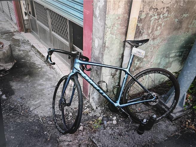 肇事騎士的自行車架毀損，騎士僅輕微擦挫傷，遭撞女義交疑頭部重創，鼻血不止且視力模糊。（民眾提供／楊靜茹南投傳真）