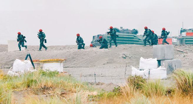 漢光40號實兵演練在即，國防部突取消扮演敵軍「紅軍」的對抗。圖為去年演習由海陸扮演搶灘登陸的紅軍。（中時資料照）