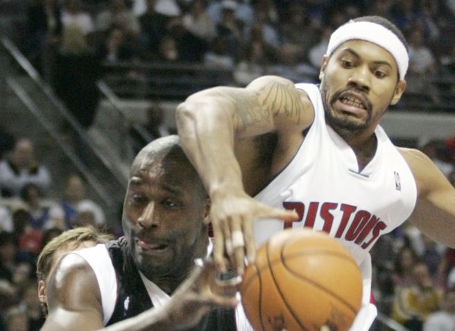 2004年的欧尼尔(左)与瑞许德华勒斯。（美联社资料照）