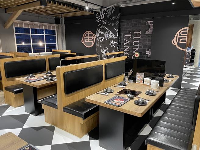 菜盤還用珠寶盒來盛裝，相當有話題。（業者提供）