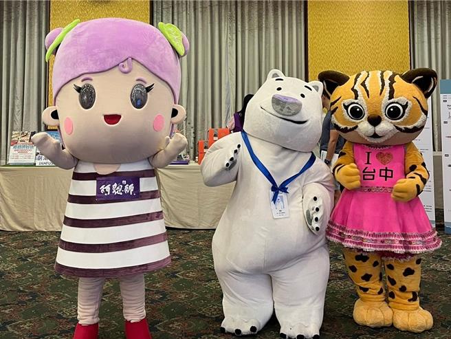 台中市府24日受云林县府邀请参与「中台湾童乐一夏」活动记者会，吉祥物也出动帮忙行销。（台中市府提供）