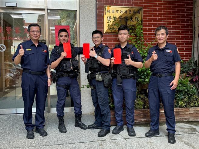 桃园保安警察大队有4人考上警大，其中萧杰文(左二起)、叶崧扬、吴纮纶隶属同一小队，大队长李维振（左一）和小队长吕尧文（右一）与有荣焉。（保大提供／蔡依珍桃园传真）
