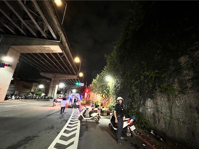 王姓警員墜落機車道，傷重送醫不治。（警方提供）