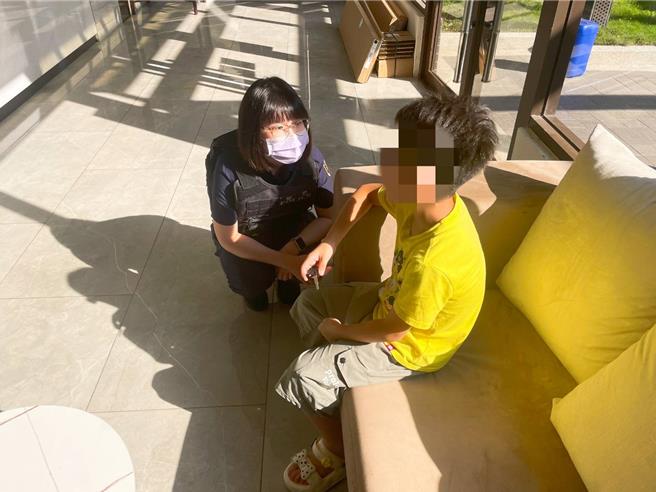 妈妈留纸条去买菜，男童社区大厅哭泣，员警协助找家人。(警方提供／吕筱蝉桃园传真)