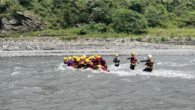 台南市政府消防局佳里分队近日赴高雄多纳大桥办理训练，让救生义消队面对湍急水流河域，获得更多救人自保能力专业技能。（读者提供／张毓翎台南传真）