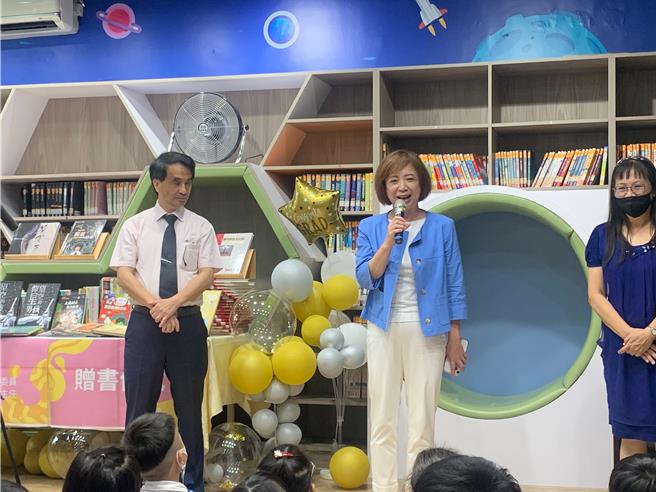 立委何欣純24日邀請國家太空中心主任（TASA）吳宗信，到太平區的新平國小為孩子導讀繪本「仰望星空的男孩」。（何欣純提供／馮惠宜台中傳真）