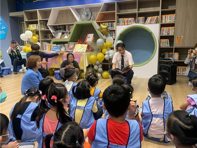 立委何欣純24日邀請國家太空中心主任（TASA）吳宗信，到太平區的新平國小為孩子導讀繪本「仰望星空的男孩」。（何欣純提供／馮惠宜台中傳真）