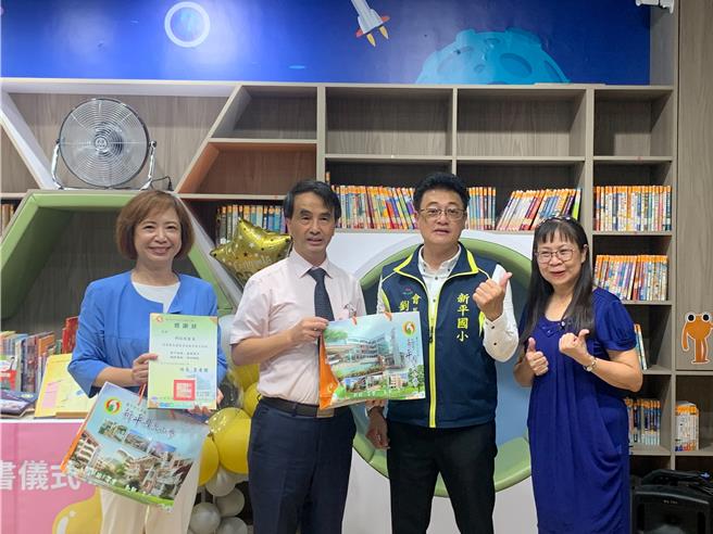 立委何欣純24日邀請國家太空中心主任吳宗信（左二），到太平區的新平國小為孩子導讀繪本「仰望星空的男孩」，並進行贈書，由新平國小校長李秀櫻（右一）、長會長劉彥永（右二）代表受贈。（何欣純提供／馮惠宜台中傳真）