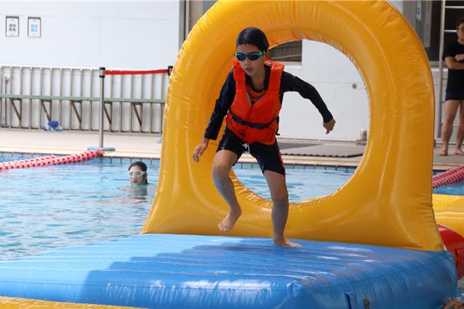学童最期待的暑期即将到来，为了吸引学生们在暑假期间走出户外运动，高雄苓雅运动中心特别于馆内游泳池设置大型气垫游具，打造欢乐水上乐园。（苓雅运动中心提供／洪浩轩高雄传真）