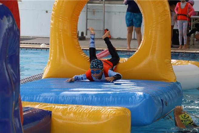 学童最期待的暑期即将到来，为了吸引学生们在暑假期间走出户外运动，高雄苓雅运动中心特别于馆内游泳池设置大型气垫游具，打造欢乐水上乐园。（苓雅运动中心提供／洪浩轩高雄传真）