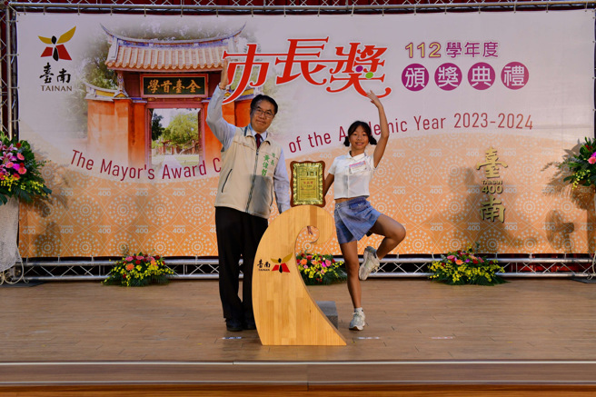 市长奖颁奖典礼别出心裁办理「市长陪你拍」活动，鼓励每一位获市长奖的学生发挥创意与市长合照。(照片/台南市政府提供)