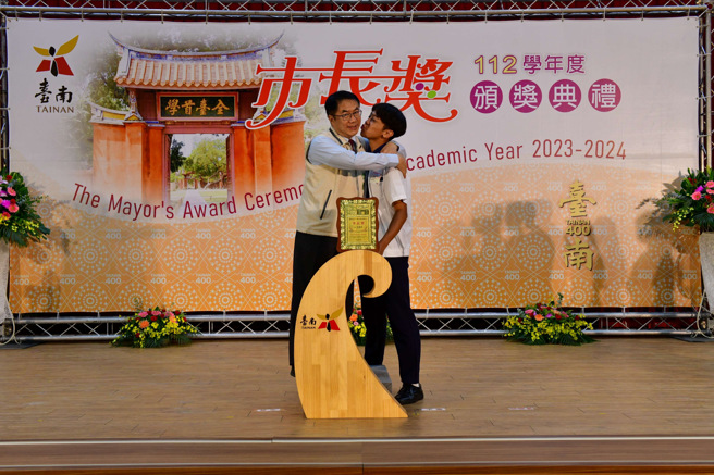 一年一度「市长陪你拍」，黄伟哲市长颁奖给687名学生并合影，为毕业典礼留下珍贵回忆。(照片/台南市政府提供)