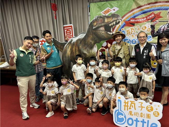 曾獲八德之光的國際冠軍魔術師黃俊傑，將於7月6日與7日在桃園市文化局演藝廳演出《探索侏羅紀 搶救任務》，24日特別捐贈300張門票給八德區低收入戶家庭，回饋故鄉。(蔡依珍攝)