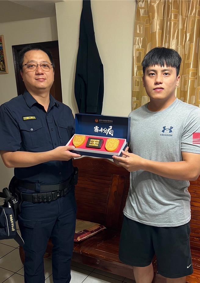 台中市警察局雾峰分局警备队警员高伟星去年7月执勤时昏迷猝逝，其子高志佳（右）近日成功考上台湾警察专科学校第43期，盼承继父亲的遗志。（雾峰警分局提供／潘虹恩台中传真）