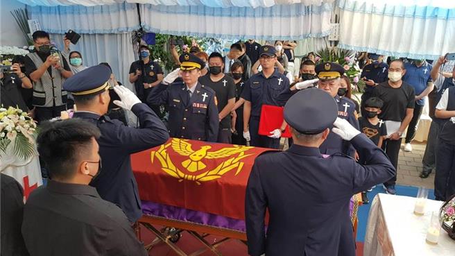 台中市警察局雾峰分局警备队警员高伟星去年7月执勤时昏迷猝逝，追思会上，逾百名员警及同袍到场列队送行，高喊「任务结束」，令人不舍。（本报资料照片）