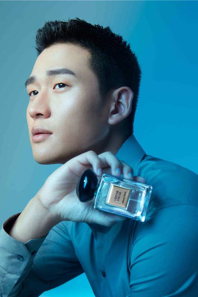 周興哲一身青藍色襯衫搭配Armani Prive全新巴比倫香根草香水，打造夏日Chill造型。（Armani提供／黃唯淯台北傳真）