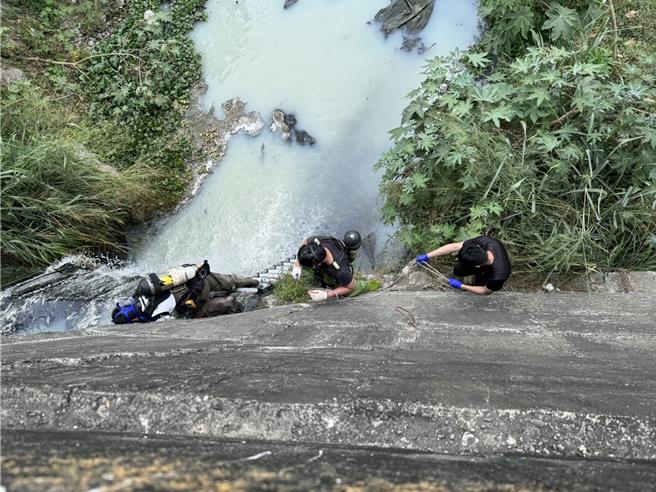 屏东县环保稽查人员在各种险要地区进行执行水污染源查核。（屏东县环保局提供／罗琦文屏东传真）
