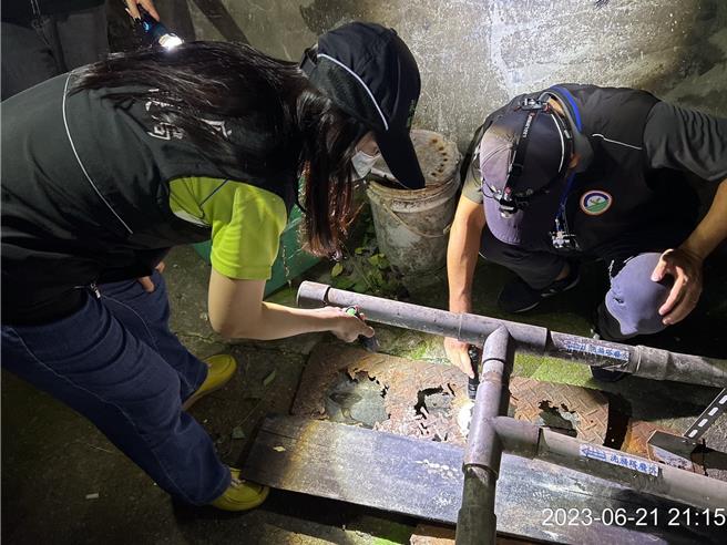 环保稽查人员不分日夜执行夜鹰早鸟、稽查无假期等专案稽查行动。（屏东县环保局提供／罗琦文屏东传真）