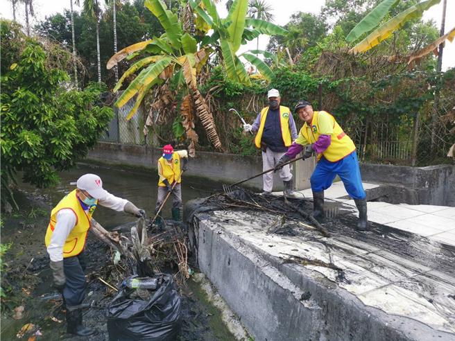环境巡守队共同维护河川环境。（屏东县环保局提供／罗琦文屏东传真）