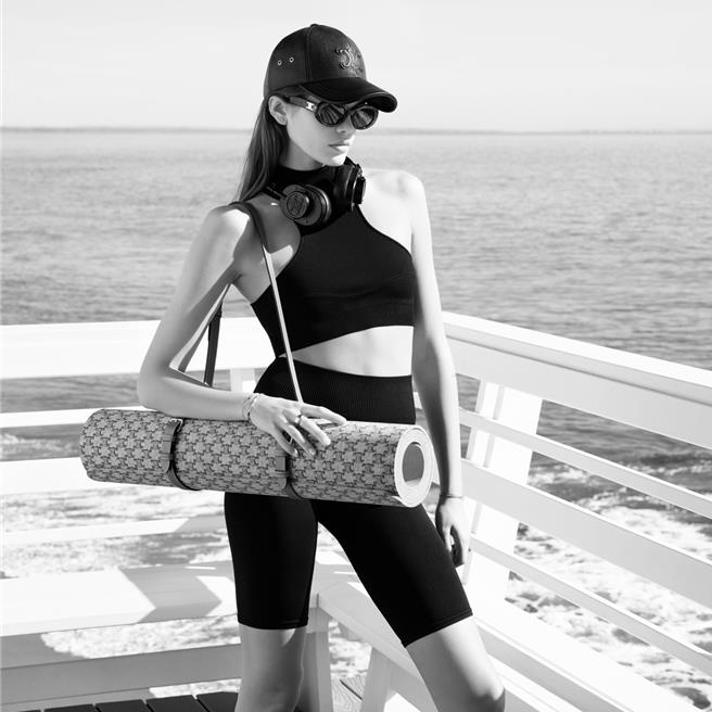 凯亚葛柏现身CELINE Pilates大片，气势与架势完全不输名模妈妈辛蒂克劳馥。（CELINE提供／黄唯淯台北传真）