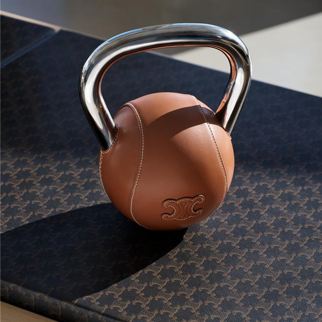 CELINE这一套皮拉提斯运动组项目极精致，连壶铃都有CELINE的皮革压印工艺。（CELINE提供／黄唯淯台北传真）