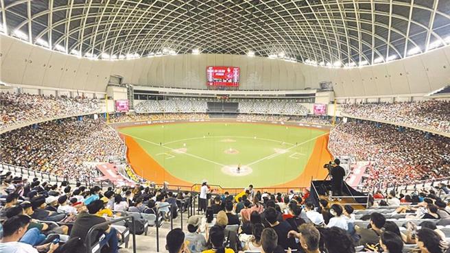 中华职棒台钢雄鹰队总教练洪一中日前提出希望高雄也能有大巨蛋球场，运发局回应，运用现有具备足够腹地的棒球场来评估规画，会是比较可行的方案。（本报资料照片）