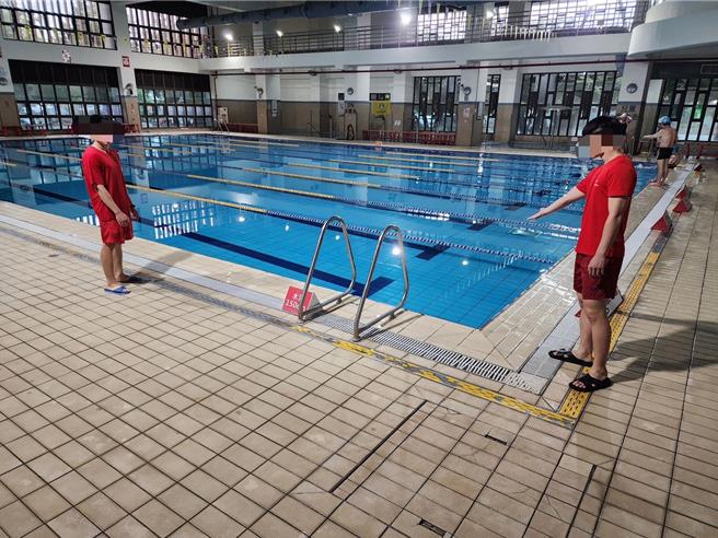1名老翁今日下午前往彰化市彰北国民运动中心游泳池游泳时，不明原因发生溺水意外，泳客发现后将老翁拉上岸边，消防局获报派员前往立即给予CPR及AED电击，并火速送往彰基抢救中。（民眾提供／叶静美彰化传真）
