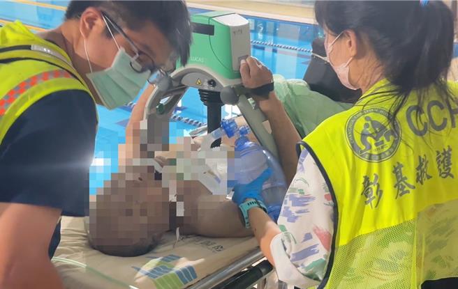 1名老翁今日下午前往彰化市彰北国民运动中心游泳池游泳时，不明原因发生溺水意外，泳客发现后将老翁拉上岸边，消防局获报派员前往立即给予CPR及AED电击，并火速送往彰基抢救中。（民眾提供／叶静美彰化传真）