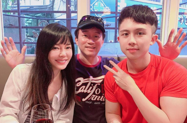 狄莺、孙鹏和独子孙安佐。（图／sun_gojo99 IG）