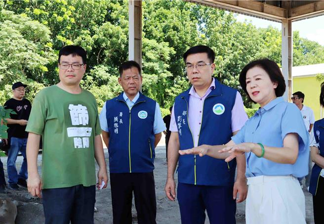 立法委员王育敏24日安排立法院社会福利及卫生环境委员会至嘉义县考察大林镇底渣卫生掩埋场，环境部长彭启明亲自到场。（吕妍庭摄）