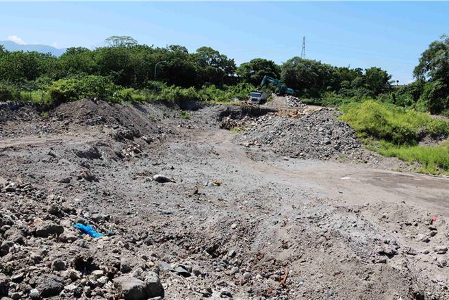大林镇底渣卫生掩埋场2000年启用至今，长期堆置焚化炉底渣。（吕妍庭摄）