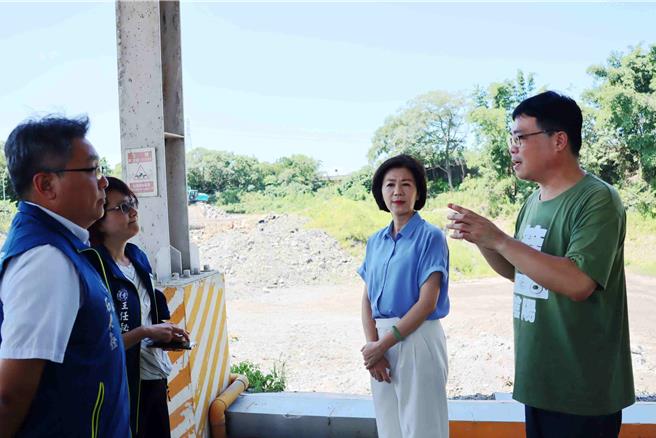 前大林镇长简志伟强烈建议应尽速清出底渣，同时不要再运进其他底渣暂置，影响居民生活品质。（吕妍庭摄）