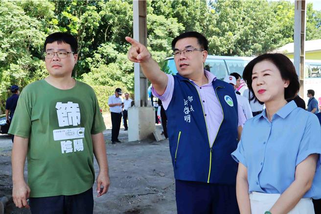 立法委员王育敏（右）24日安排立法院社会福利及卫生环境委员会至嘉义县考察大林镇底渣卫生掩埋场，环境部长彭启明（中）亲自到场，左为大林镇前镇长简志伟。（吕妍庭摄）