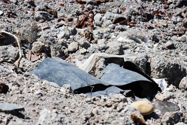 现场暂存底渣肉眼可见木头、金属、砖块、胶皮等，遭疑内容物不单纯。（吕妍庭摄）