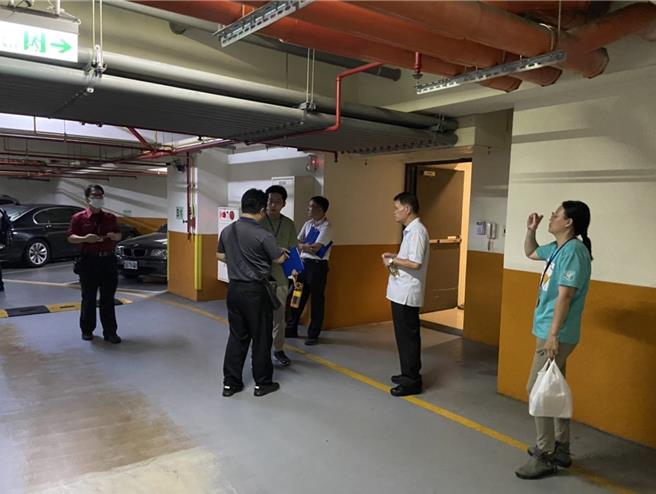 台北市警察局、消防局、民政局、兵役局、建管处及区公所组成联合督导小组，排定抽查辖内防空避难设施，检视设施防空避难标示、灭火器设置、出口标示灯、紧急照明灯、有否杂物堆积及积水等情形。（台北市兵役局提供／刘彦宜台北传真）