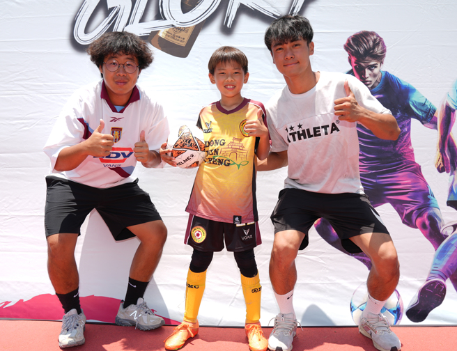 安联小小世界杯足球赛台南站开踢，U15组嘉义市天晴足球俱乐部守门员邱士荣（中）期待帮助球队踢下冠军金杯。（迷你足球协会提供）