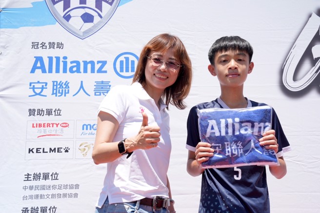 安联人寿卓越业务区副总王静雯（左）期待透过安联小小世界杯，让更家庭爱上足球。（迷你足球协会提供）
