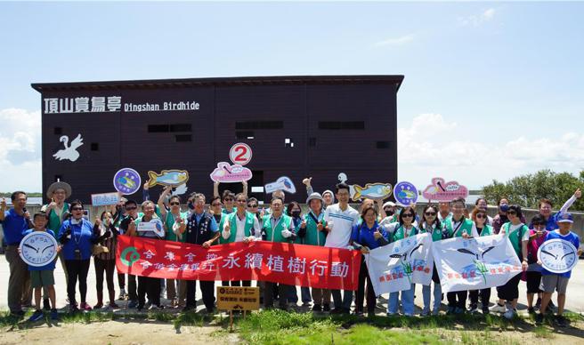 合庫志工團赴臺南頂山鹽灘濕地辦理「合庫永續植樹行動」，以具體綠色行動落實環境永續。圖／合庫銀行提供