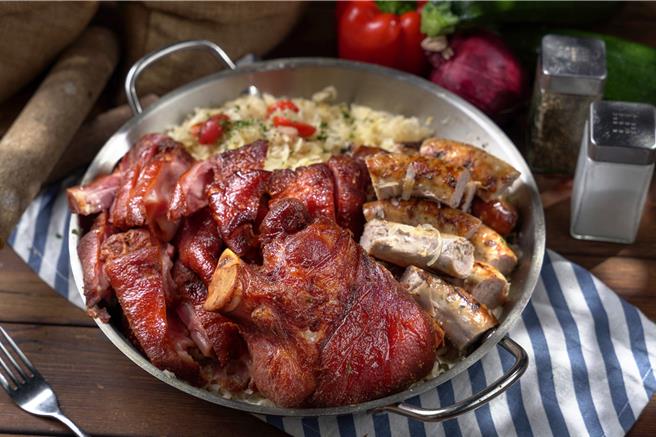 德国国民美食「德式烤猪脚佐圈肠」在Sunny Buffet也能品尝到。（茹曦酒店提供）