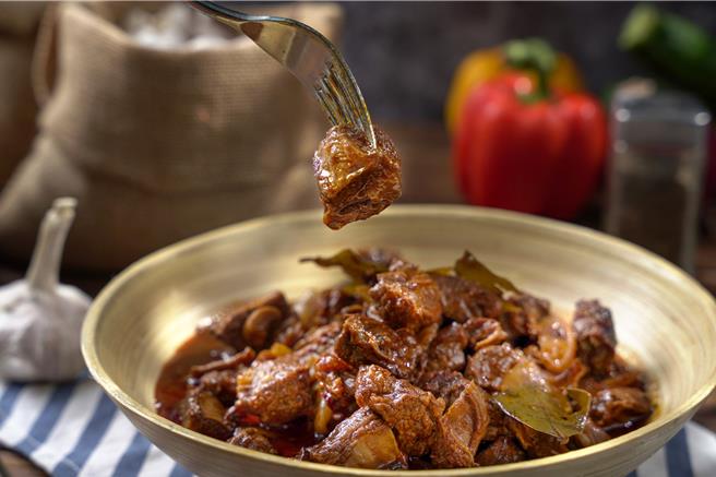 「匈牙利炖牛肉」香气十足，一入口便能尝到牛肉的鲜嫩香甜。（茹曦酒店提供）