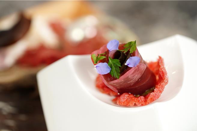  Orchid兰餐厅推出全新夏季菜单，Hassun八寸，选用日本蓝鳍鲔鱼，以背肉刺身搭配腌渍西瓜萝卜、酱油昆布、酪梨及山葵。（Orchid兰餐厅提供）