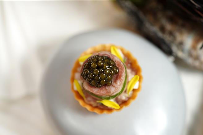 Orchid兰餐厅推出全新夏季菜单，Hassun八寸，炭烧和牛卷，将芜菁薄片包覆炙烧和牛，再以紫苏卷起，并加入鱼子酱提鲜。（Orchid兰餐厅提供）