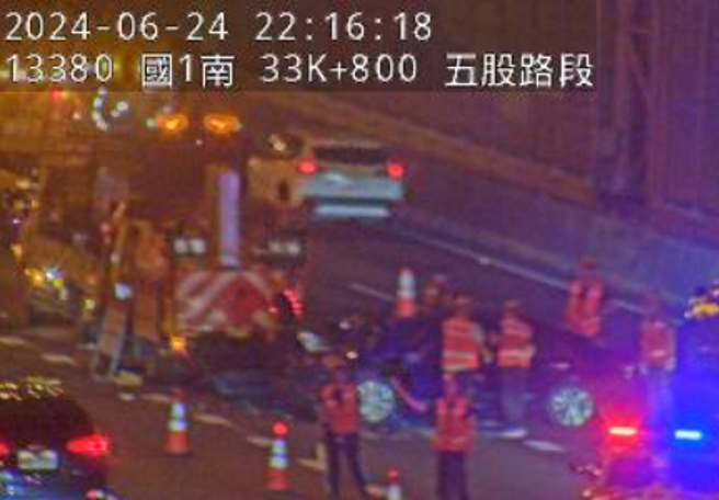 今24日晚间22时许，国道1号北向33.7公里处发生一起交通事故。（翻摄画面）