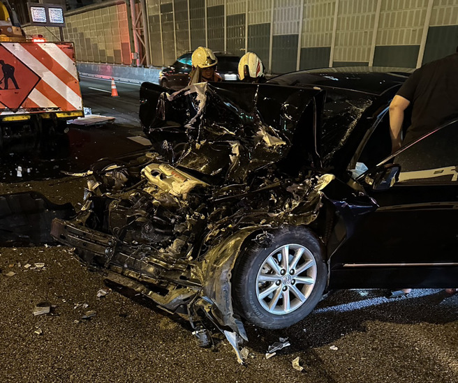 今24日晚间22时许，国道1号北向33.7公里处发生一起交通事故。（翻摄画面）