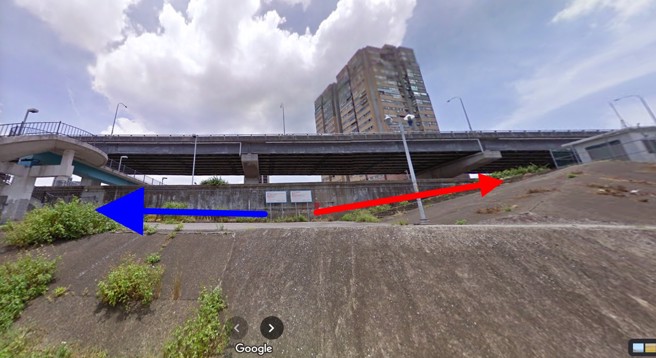 王員獨自沿堤外步道行走，原本向左轉走長元陸橋即可順利返家，但王員疑似走錯，往抽水站方向行走，走到建物旁時因該處雜草叢生且無照明，王員疑似踩空，不慎從5公尺高處墜落至環河北路機車道。（翻攝googlemap）
